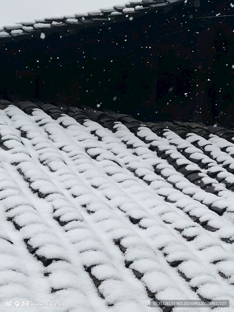 屋顶积雪景象