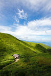山间小屋绿野蓝天美景