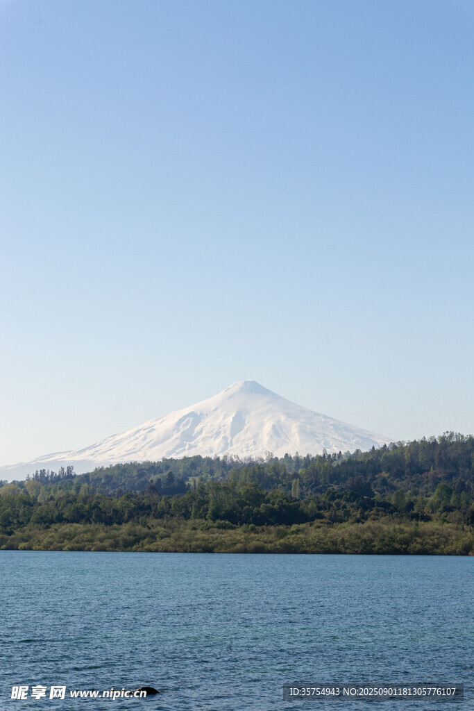 湖畔远眺雪山美景
