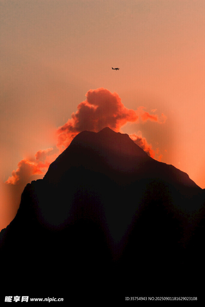 夕阳下的巍峨山峰