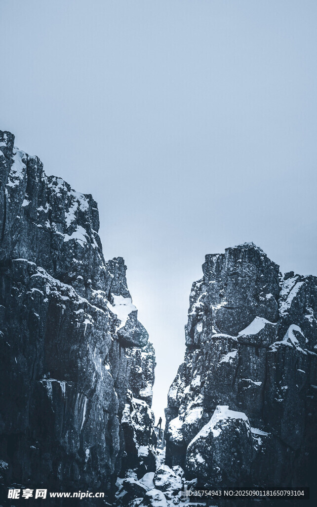 雪覆奇峰