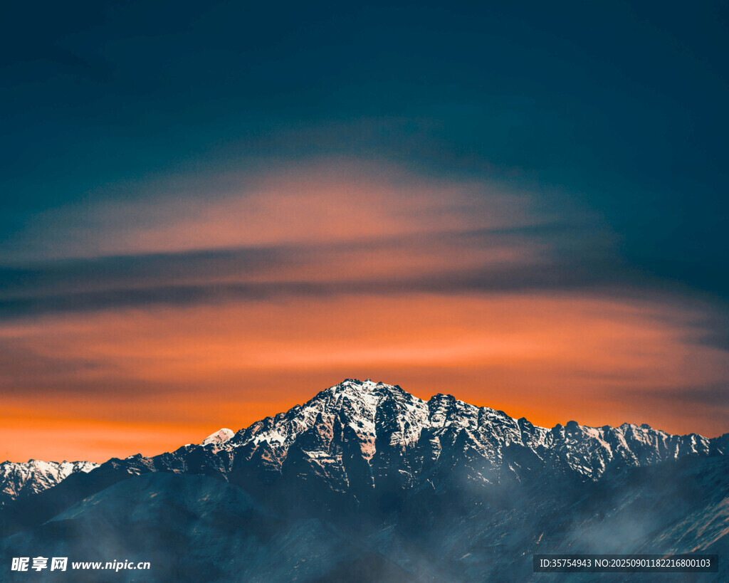 雪山日出壮丽美景