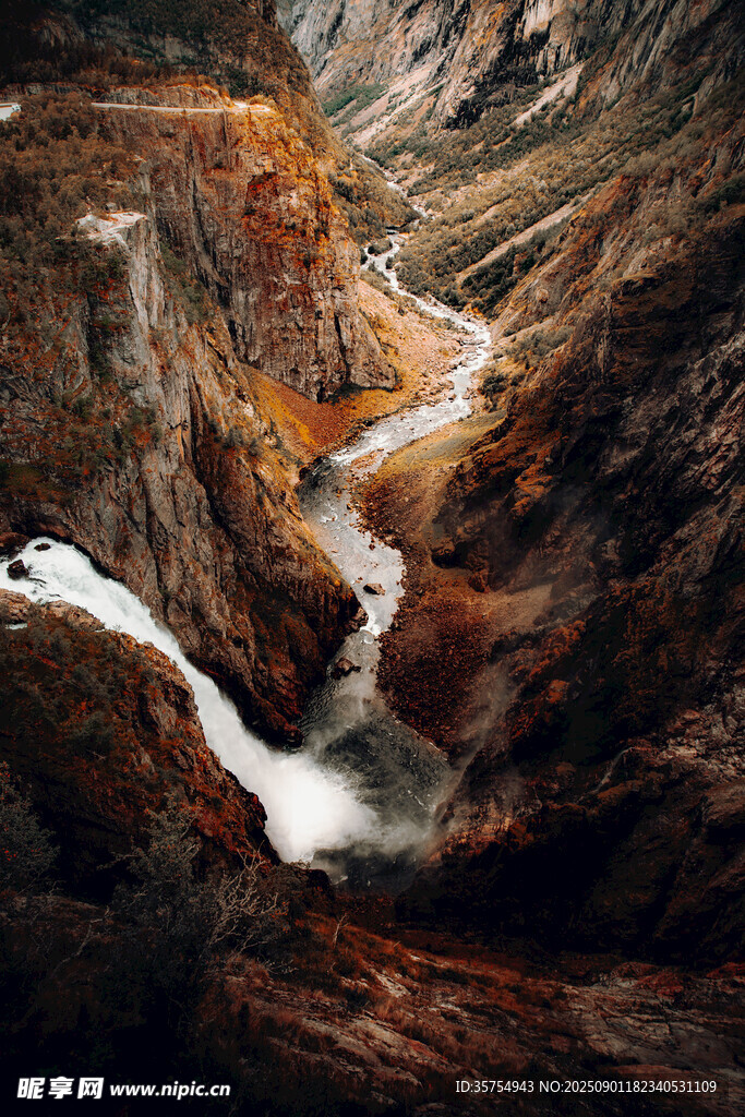 山间溪流蜿蜒于嶙峋山谷