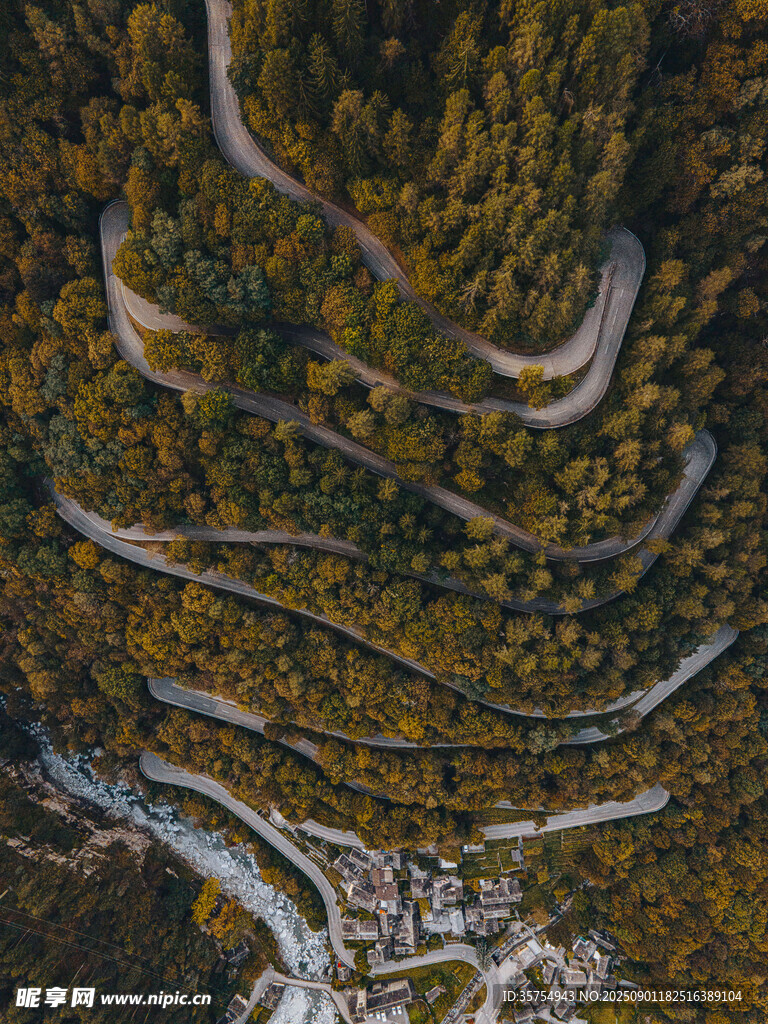 秋日盘山公路俯瞰美景