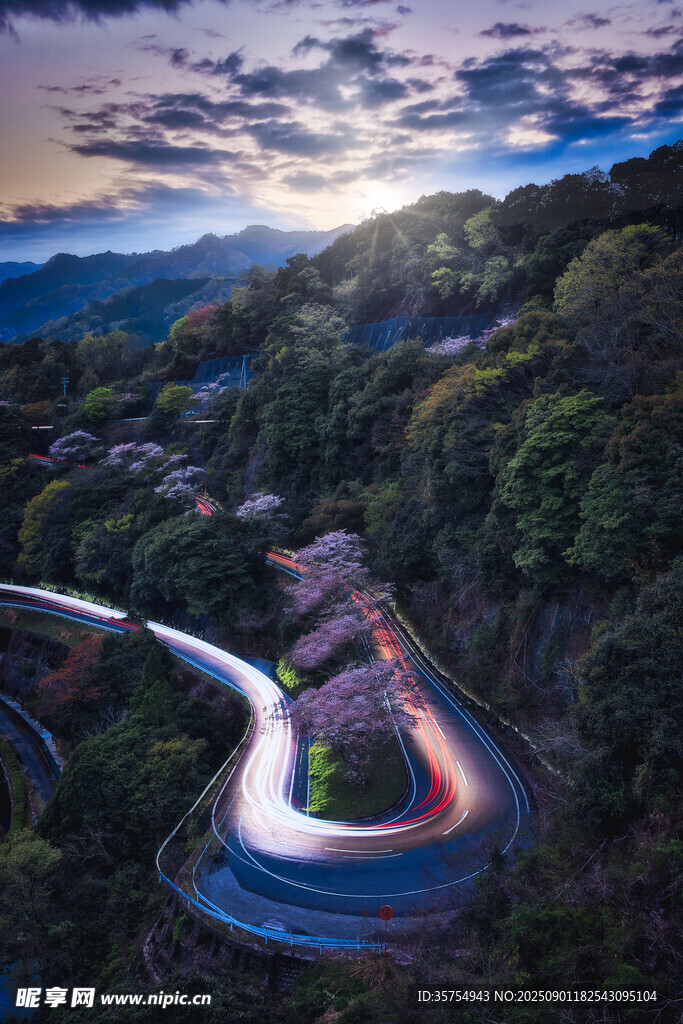 山间蜿蜒公路的绝美风光