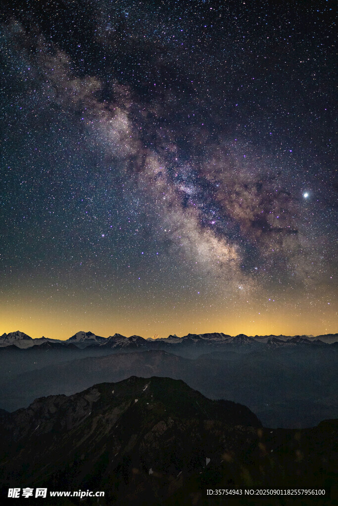 壮丽星空下的山峦夜景