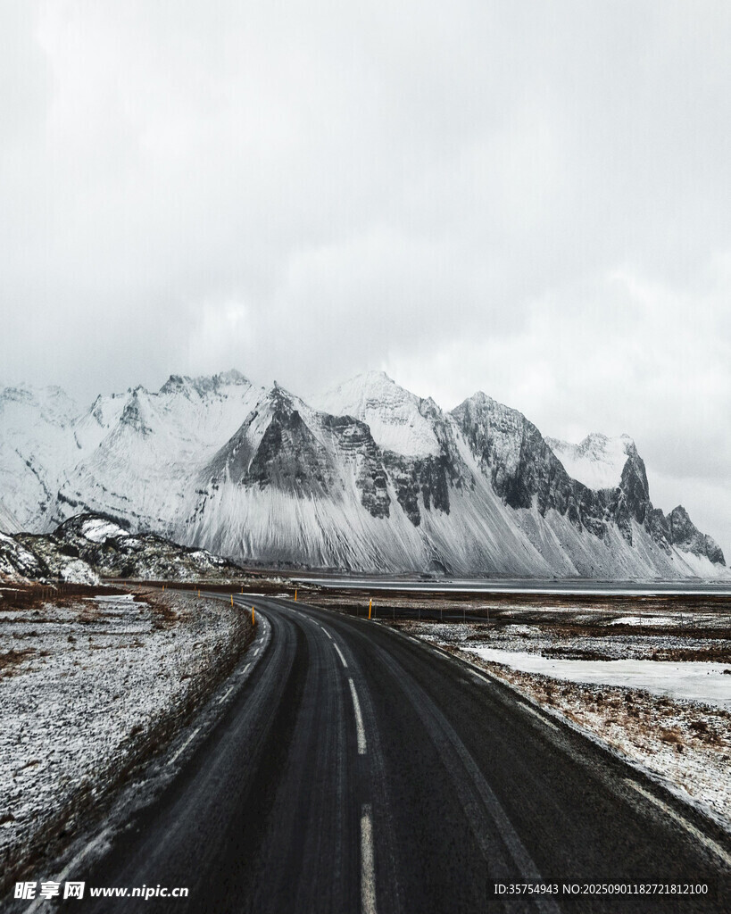 雪覆山路的壮美冬日景象