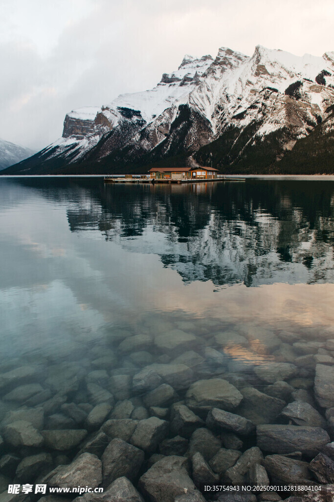 湖畔雪山倒影石滩美景