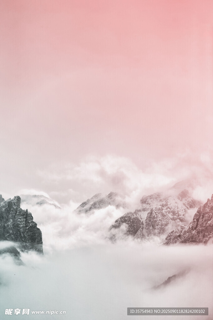 云雾缭绕的壮丽山景