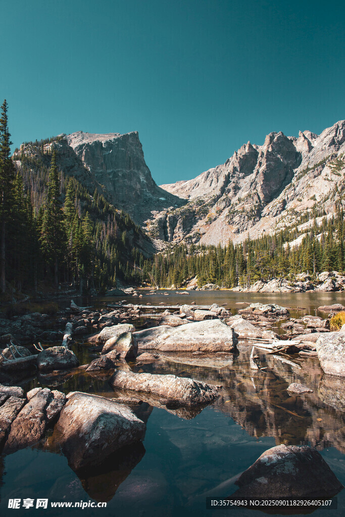 山间溪流与壮丽山峦美景