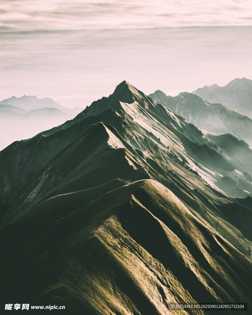 巍峨高山云雾缭绕之景