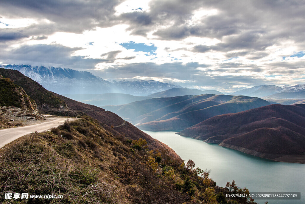 山间公路旁的壮美湖景