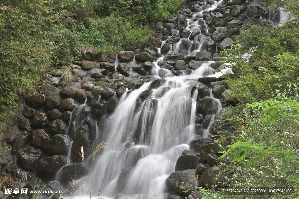 山间小瀑布自然之美景