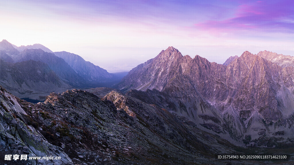 壮丽山景霞光映照群山