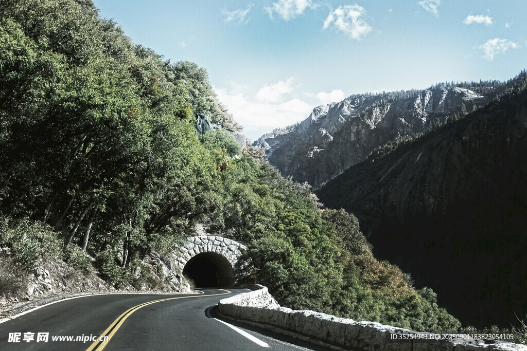 山间公路穿隧道美景
