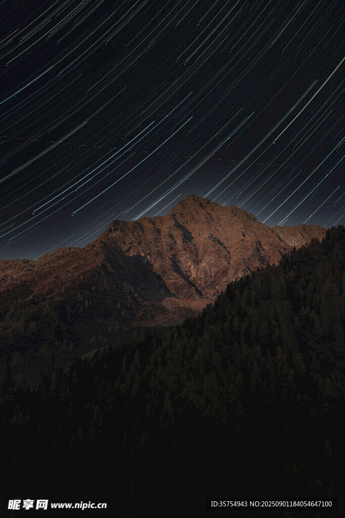 山间星轨夜景