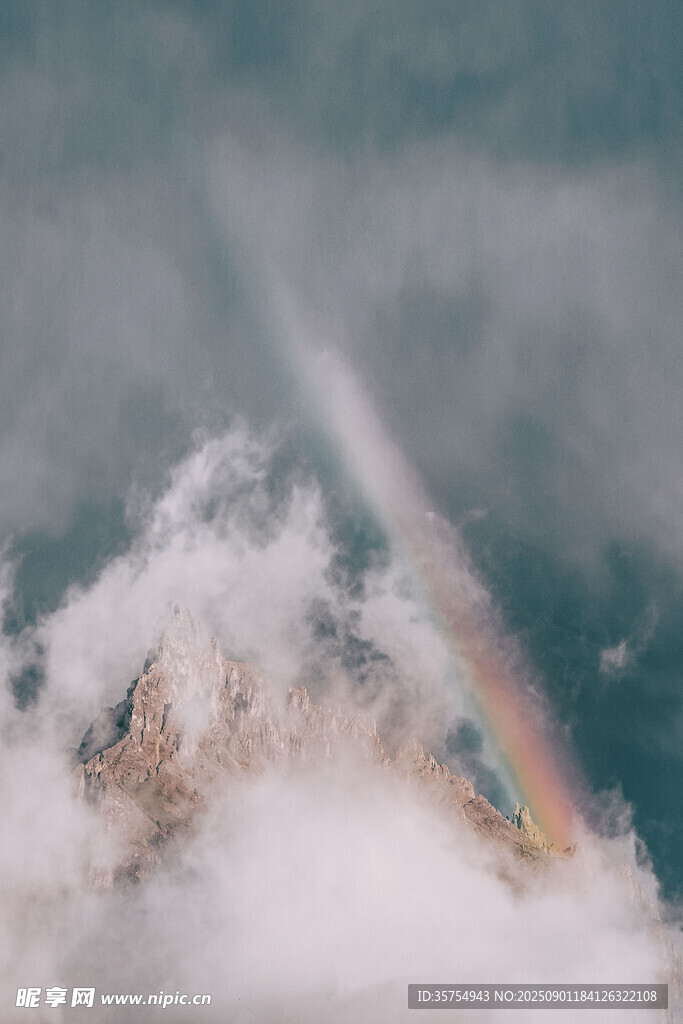 云端彩虹美景