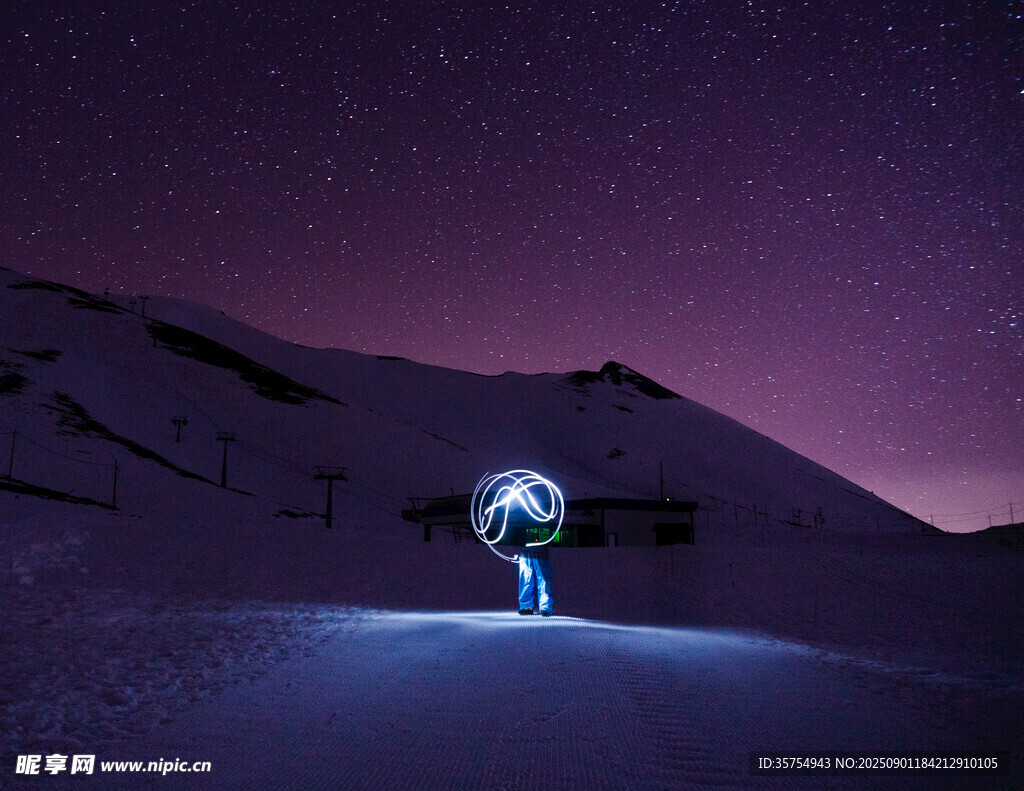 孤独宇航员漫步于星空雪地