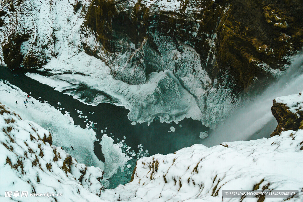 冰雪覆盖的深邃峡谷景观