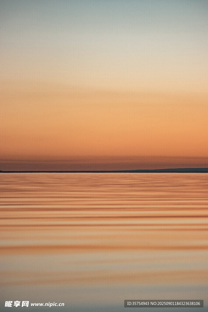 夕阳下平静的海面美景