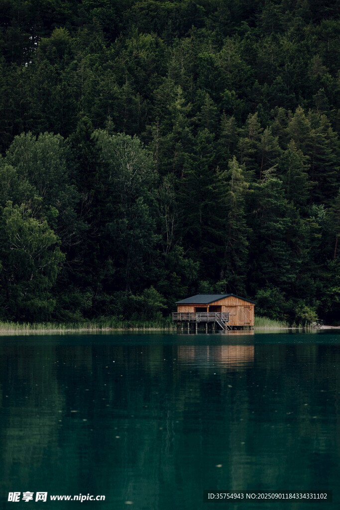 湖畔小屋静谧山林风光