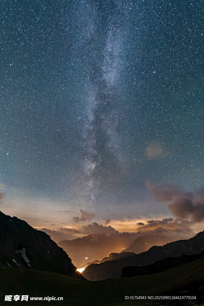 山间壮丽银河夜景