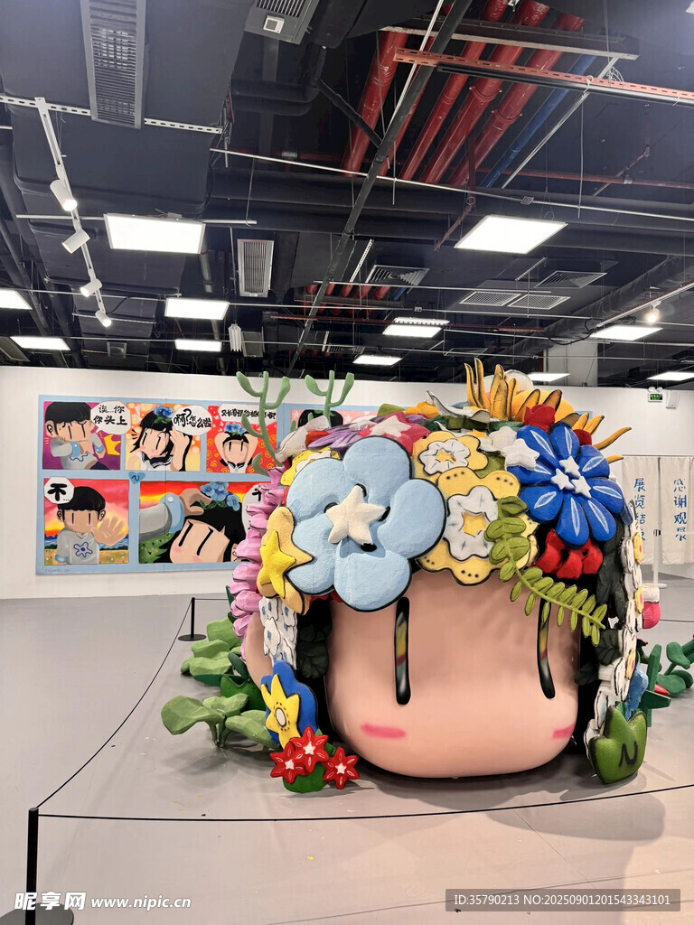 可爱花朵装饰的卡通雕塑