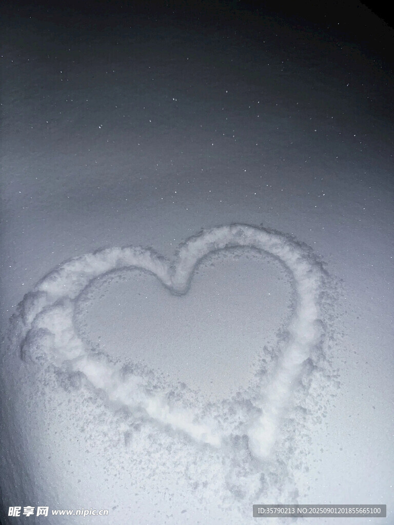 雪地上的心形图案