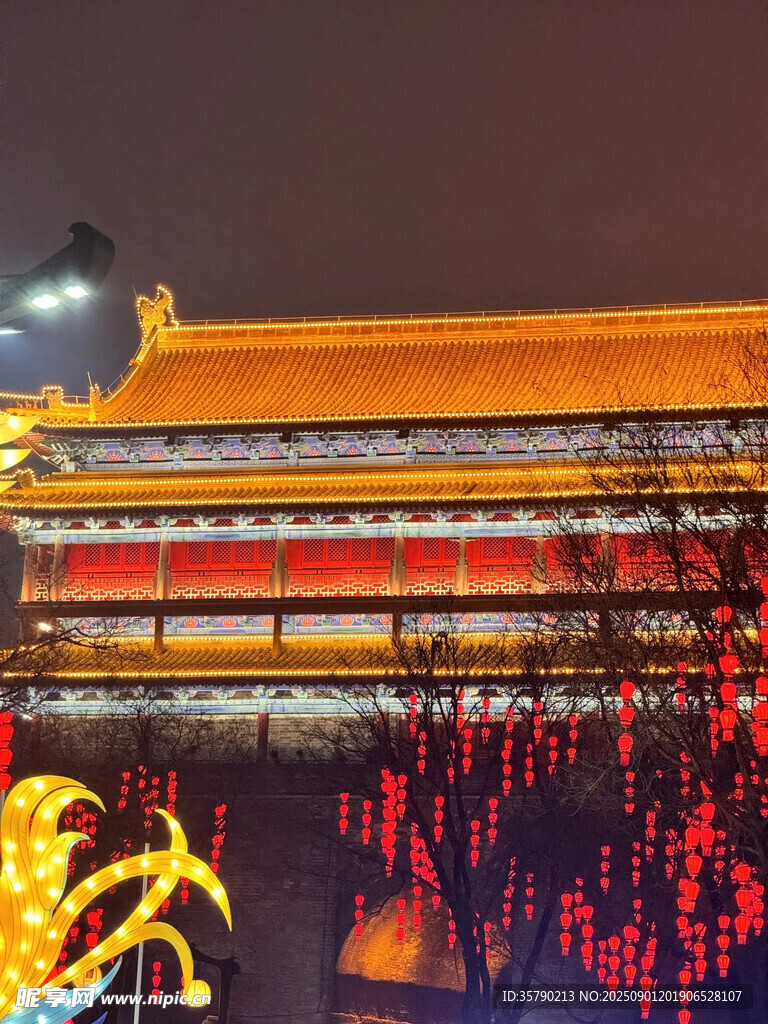 夜晚灯火辉煌的故宫建筑