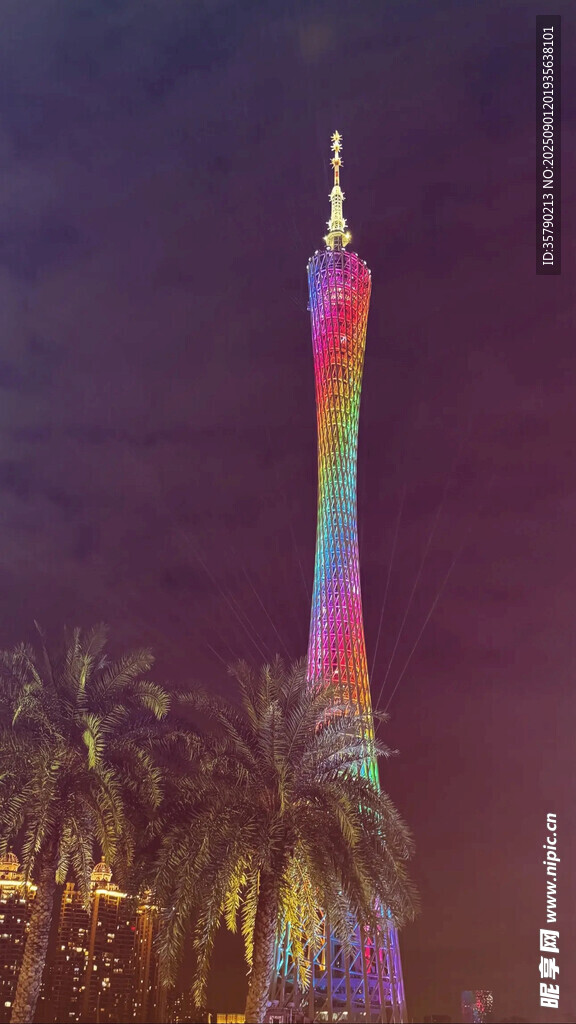 彩色灯光闪耀的高耸建筑