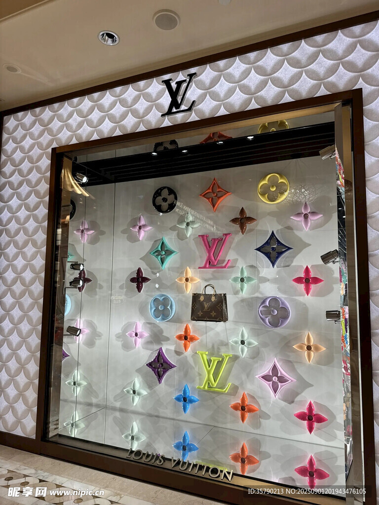 LV多彩箱包橱窗展示
