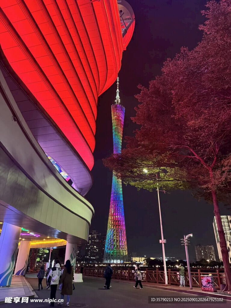 城市夜景中的绚丽摩天大楼