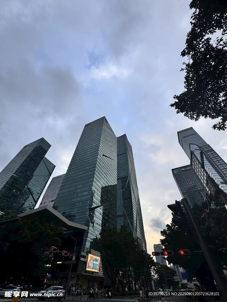 都市高楼林立的街景