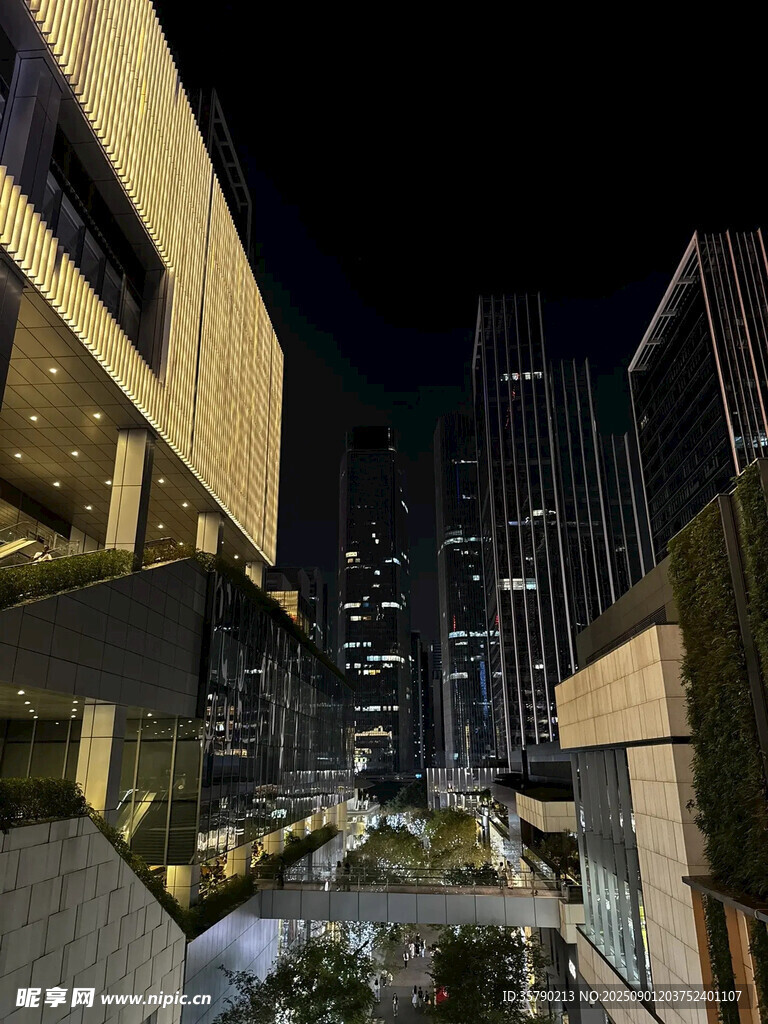 都市夜景中的现代建筑景观