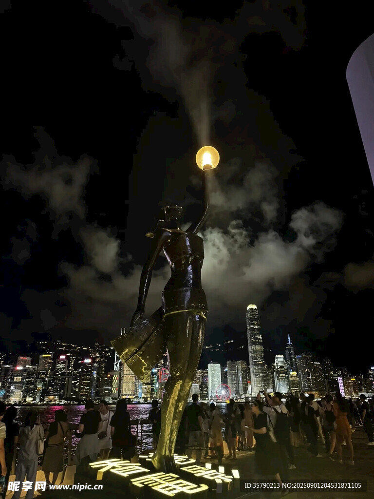 夜晚城市雕塑景观