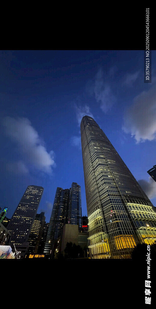 城市夜景中的摩天大楼