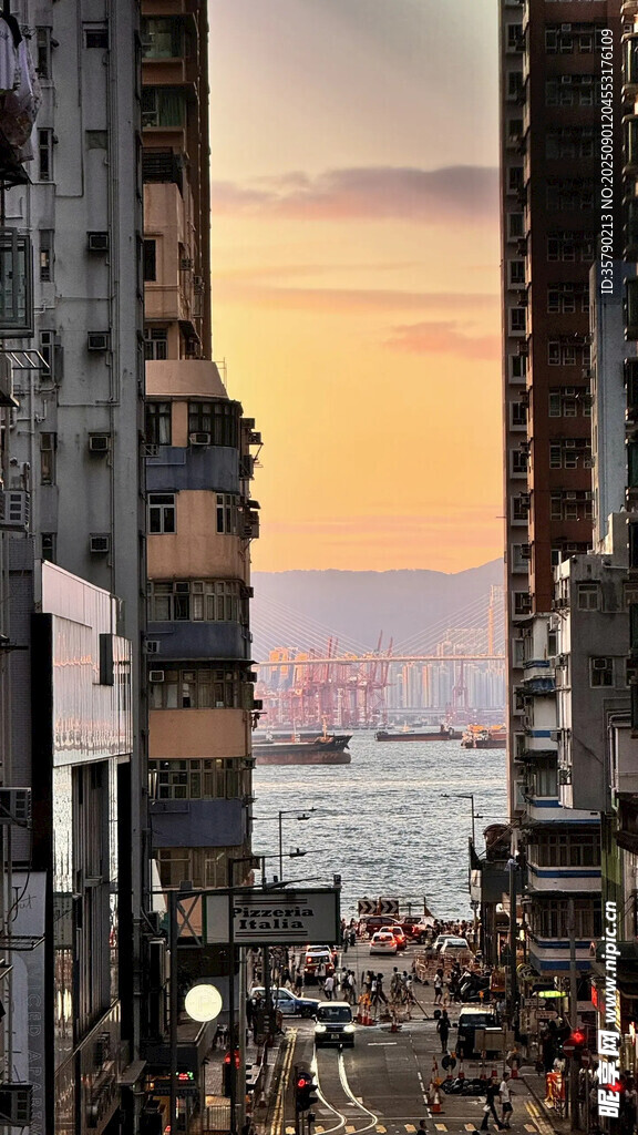 城市黄昏海港热闹景象
