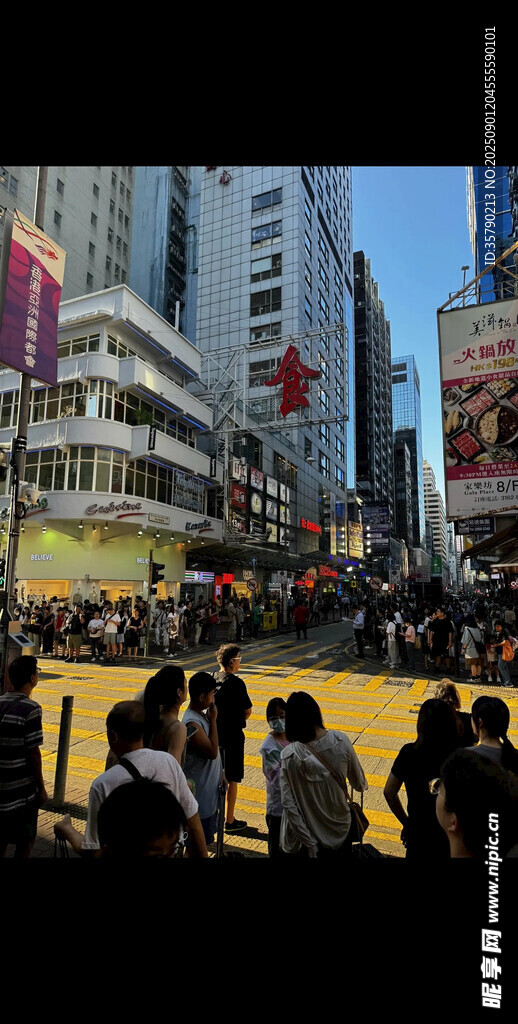 繁华街头人群围观热闹场景