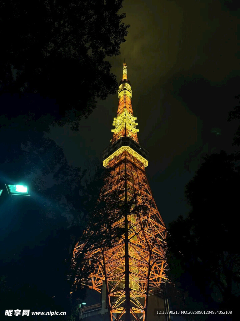 夜晚璀璨的高塔景观