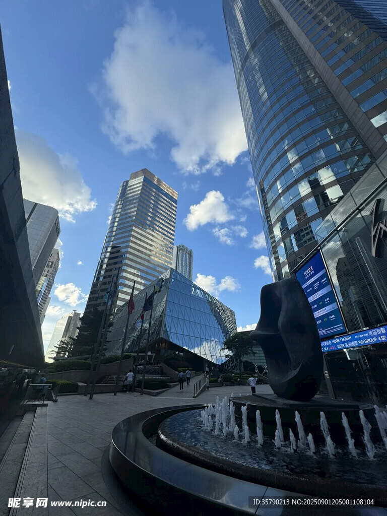 城市喷泉旁的摩天大楼景观