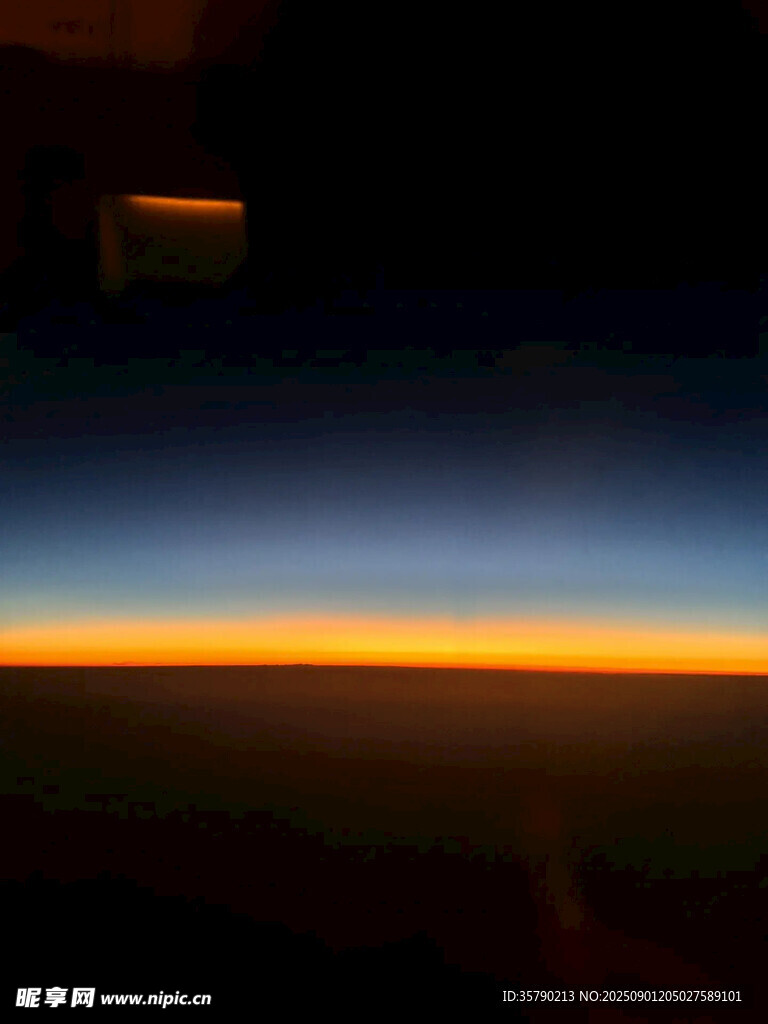 太空中的壮丽日出景象