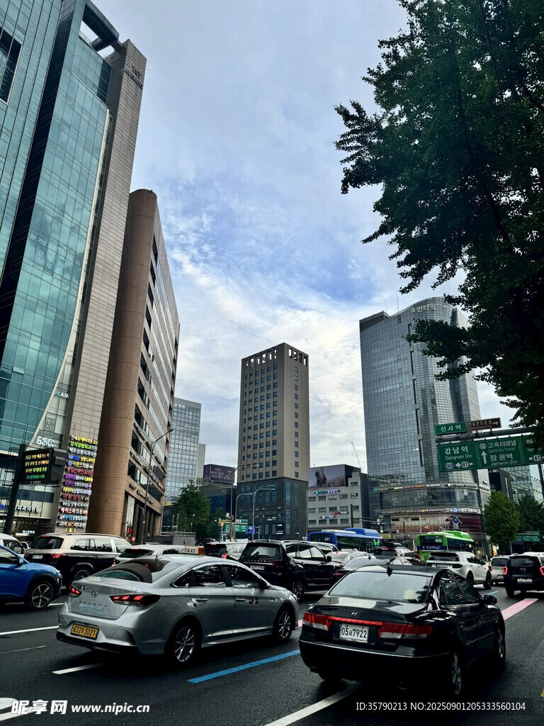 城市道路繁忙交通景象