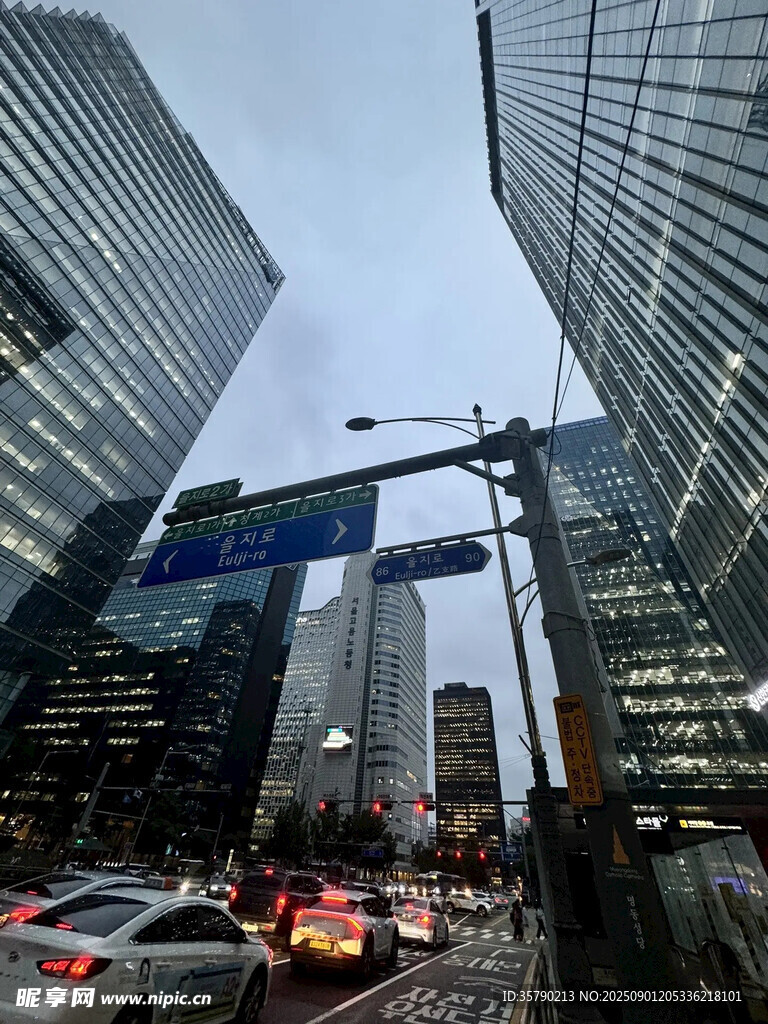 都市繁忙街道景象