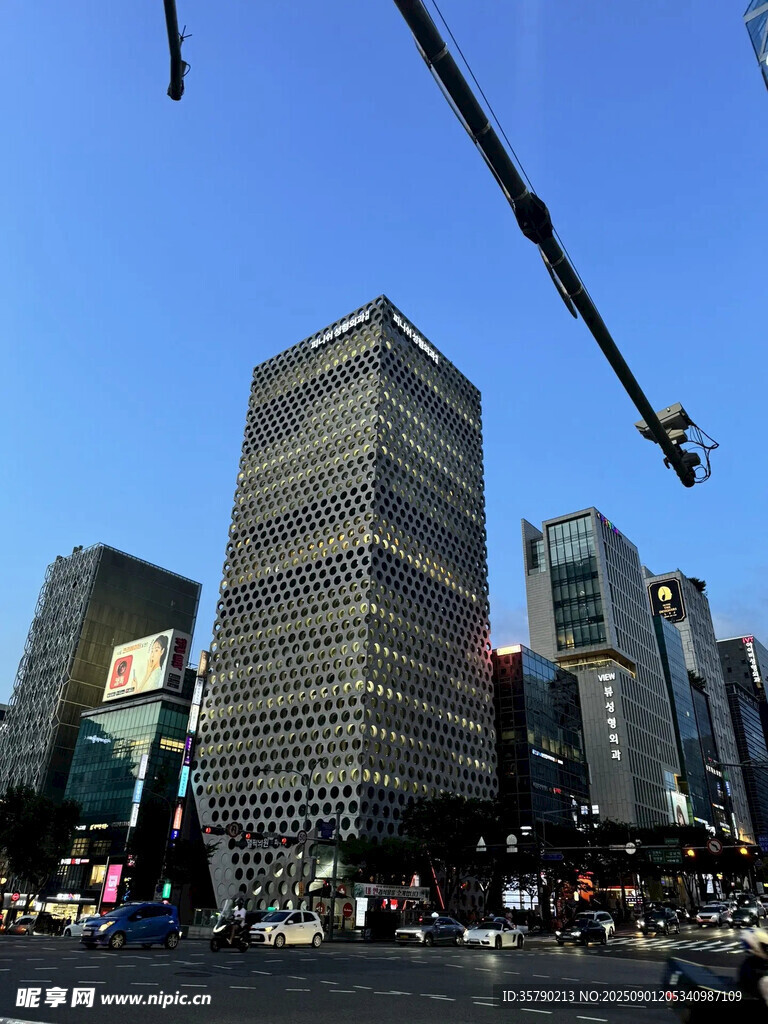 都市繁华高楼街景