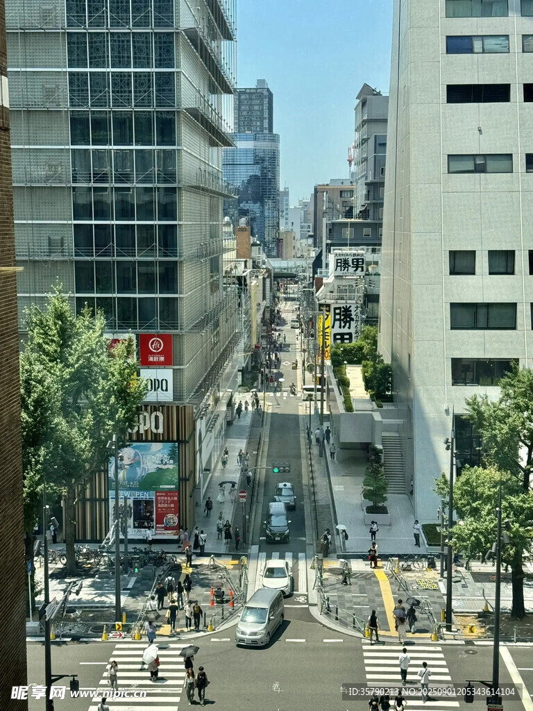 城市街道繁忙景象