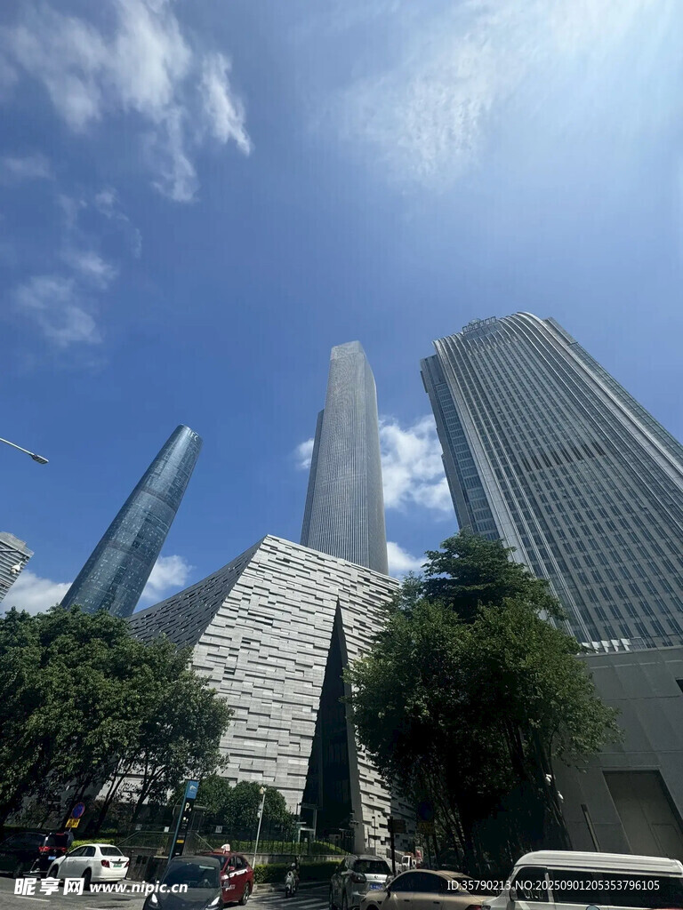 都市摩天大楼与繁茂绿植
