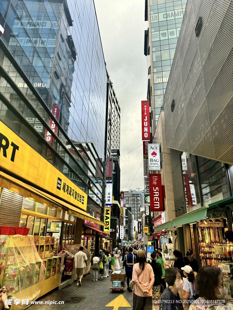 繁华都市商业街景象