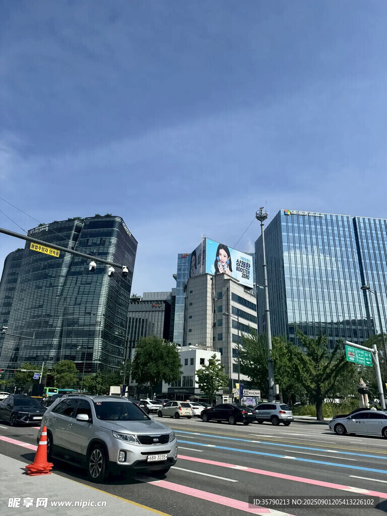 城市道路旁的现代化建筑