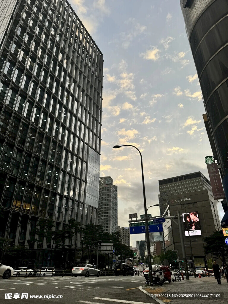 城市街头的高楼与交通景象
