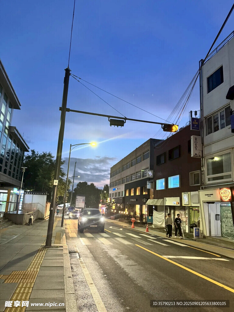 城市街道黄昏时的景象